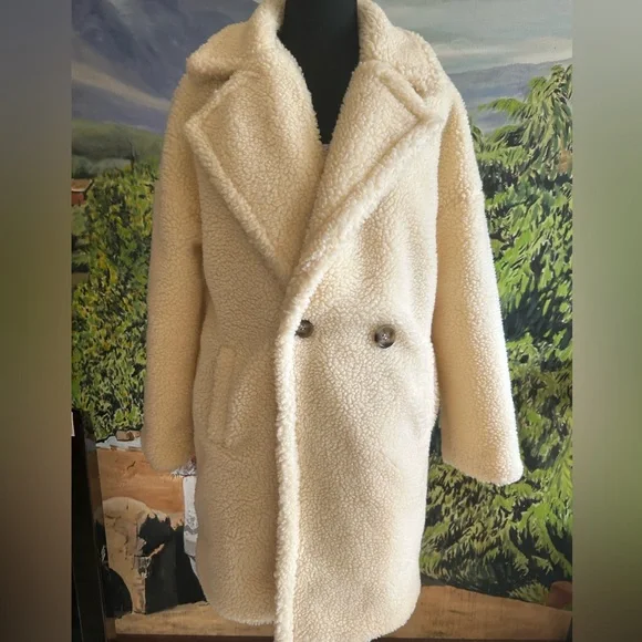 PrettyLittleThings Teddy Coat - Picture 4 of 11